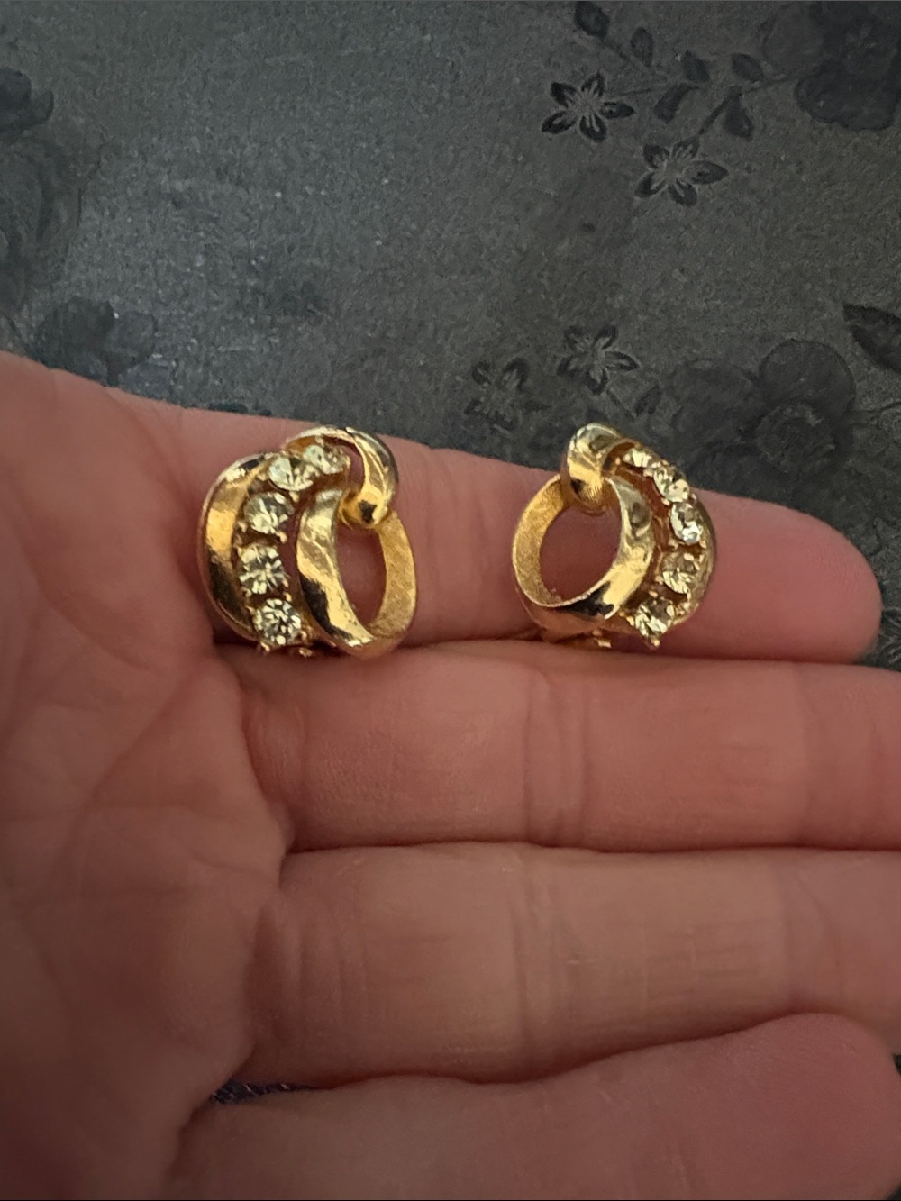 VINTAGE INTERTWINED SWIRL DESIGNED RHINESTONE GOLD-TONE BROOCH EARRING SET - Picture 7 of 9